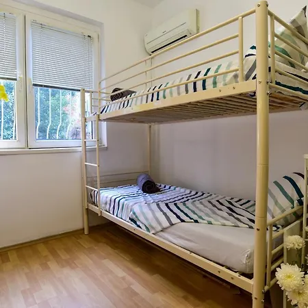 New Zen Apart + Private Garden, Solarium Sleeps 12