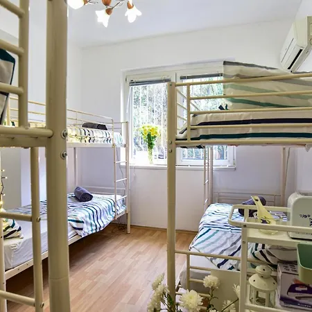 Apartment New Zen Apart + Private Garden, Solarium Sleeps 12