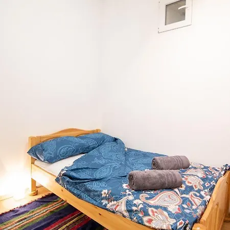 New Zen Apart + Private Garden, Solarium Sleeps 12 Apartment *